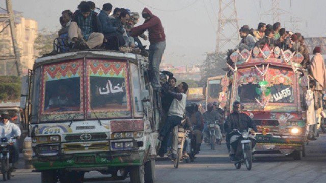 Police fines violators Karachi