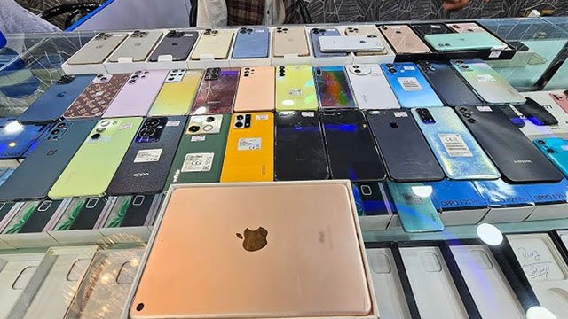 Karachi trader Robbers 35 phones