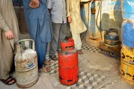 Gas crisis in Karachi forces residents to buy LPG