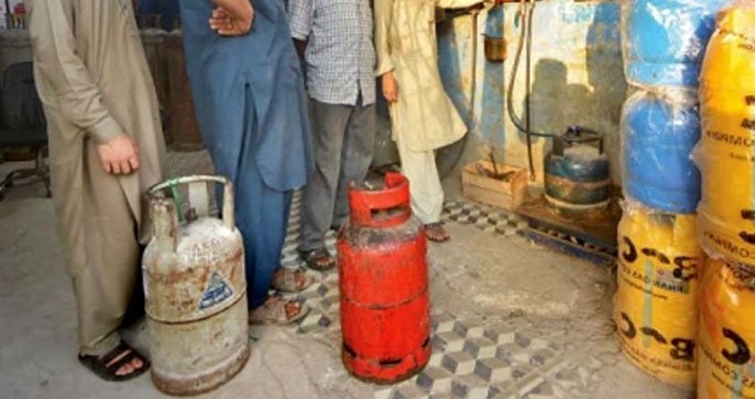 Gas crisis in Karachi forces residents to buy LPG