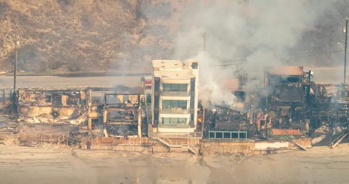 Mansion survives Los Angeles wildfire