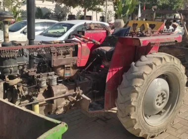 Karachi girl dies tractor trolley