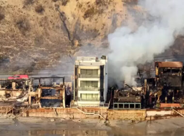 Mansion survives Los Angeles wildfire