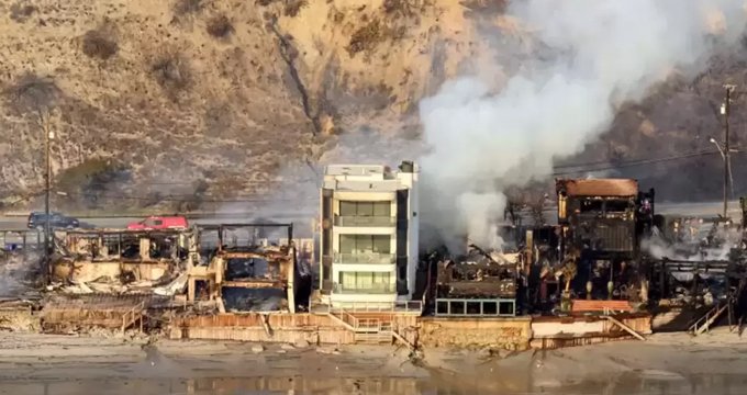 Mansion survives Los Angeles wildfire