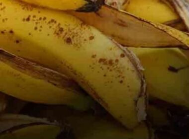 10 WAYS TO USE BANANA PEELS FOR A CLEAN, HEALTHY SKIN