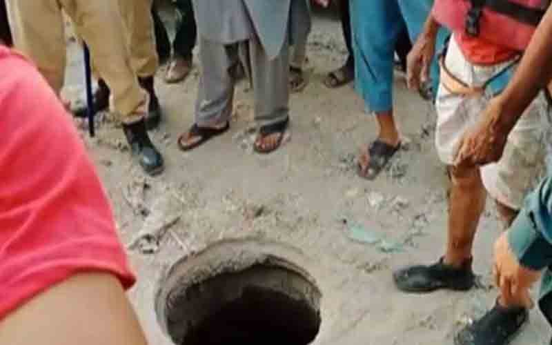 Karachi uncovered manhole