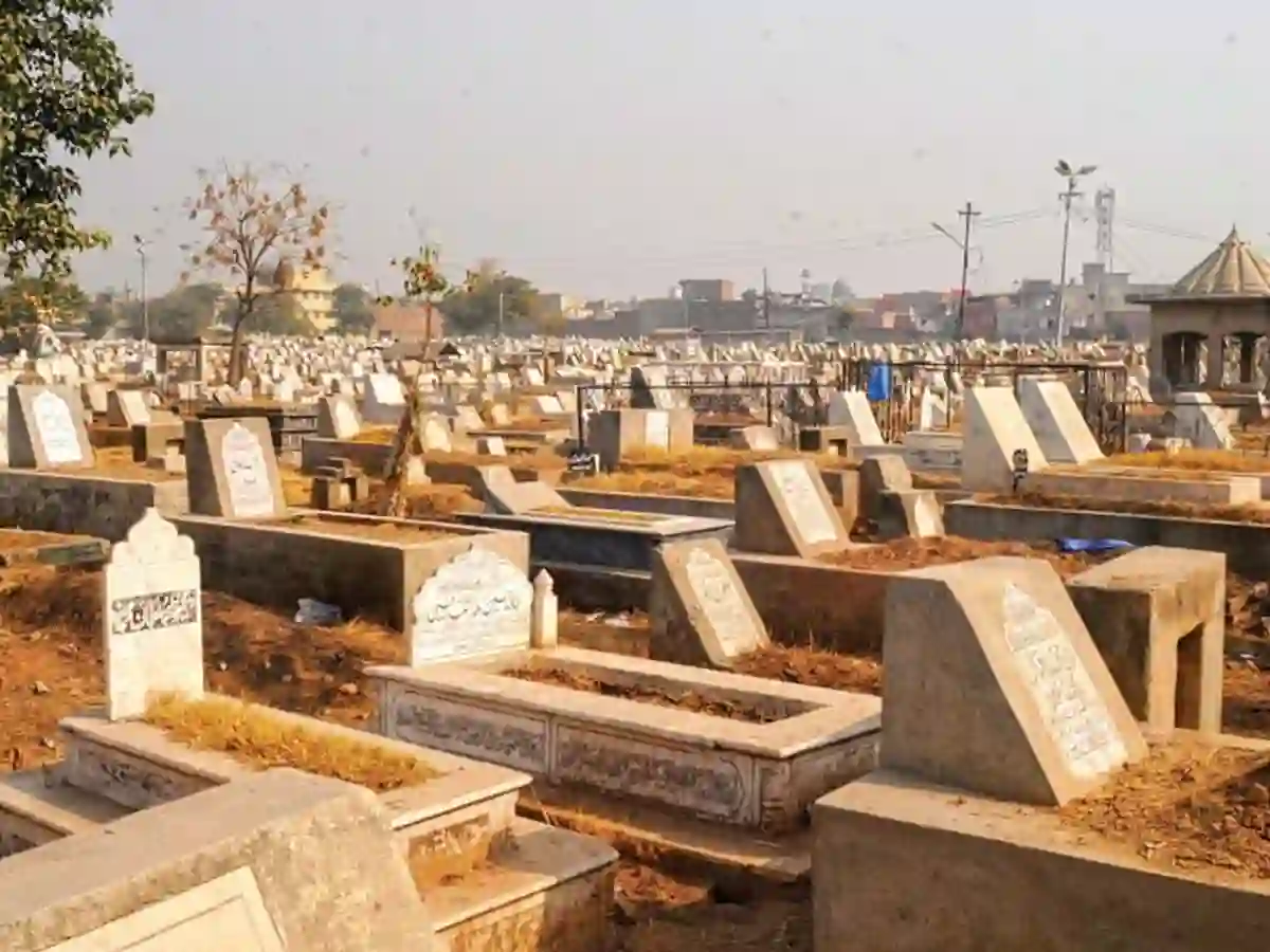 Karachi graveyard crisis 2025