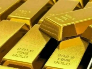 Gold prices in Pakistan fall by Rs. 8,100 per tola