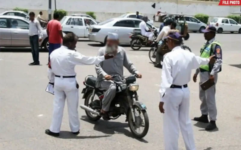 Karachi on spot traffic challans