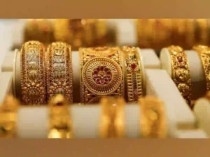 Gold rate drops Rs 2,400 across Pakistan