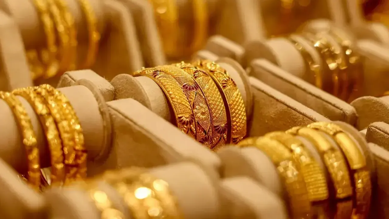 Gold rate in Pakistan rises Rs5,900 per tola to Rs440,936