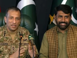 Retired SSG Havildar Muhammad Asif presented by DG ISPR Ahmed Sharif Chaudhry