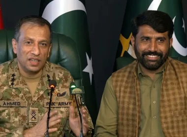 Retired SSG Havildar Muhammad Asif presented by DG ISPR Ahmed Sharif Chaudhry
