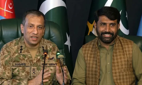Retired SSG Havildar Muhammad Asif presented by DG ISPR Ahmed Sharif Chaudhry