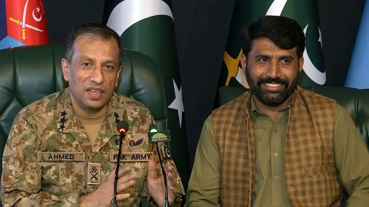 Retired SSG Havildar Muhammad Asif presented by DG ISPR Ahmed Sharif Chaudhry